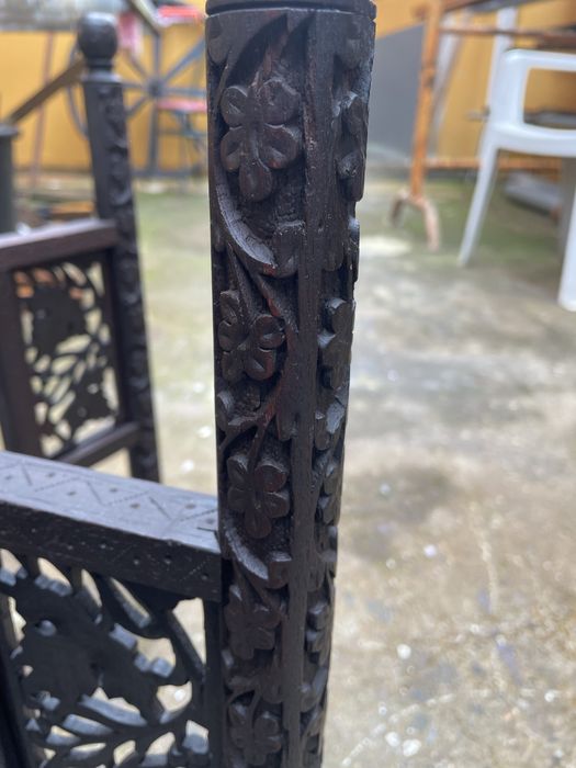 Mesa redonda dobrável trabalhada