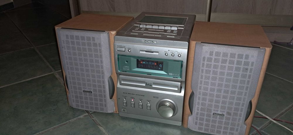 Wieża Thomson AM 1500 z fabrycznymi kolumnami