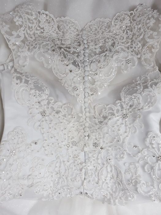 Biała suknia ślubna 42 włoska koronka super jakość guziczki na plecach