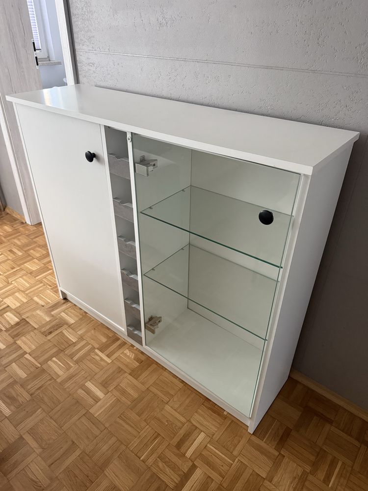 Komoda  częściowo oszklona