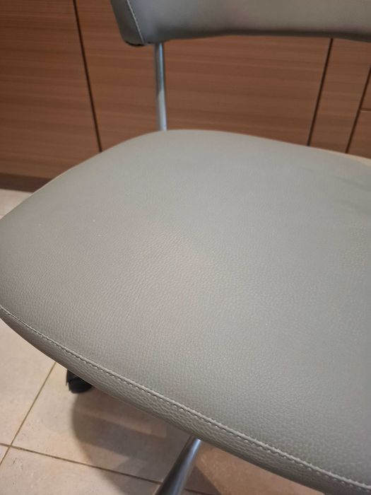 Продам стілець на колесах