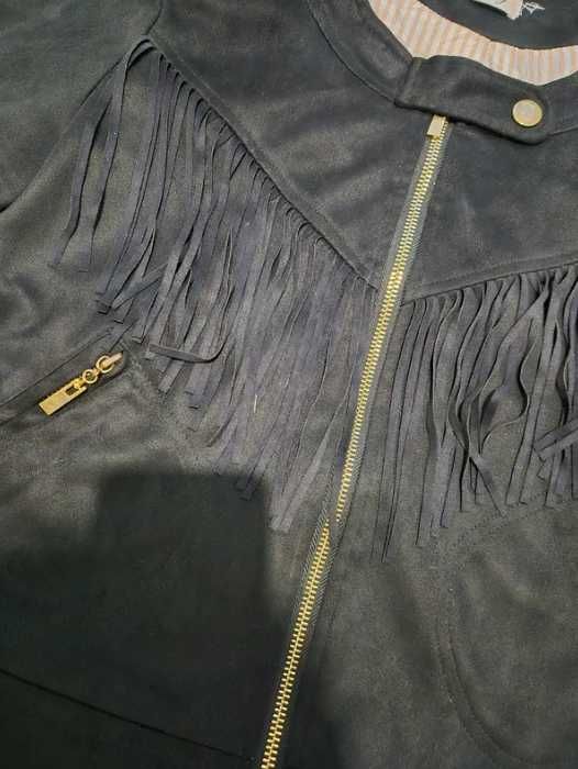 Czarna zamszowa ramoneska z frędzlami i ćwiekami