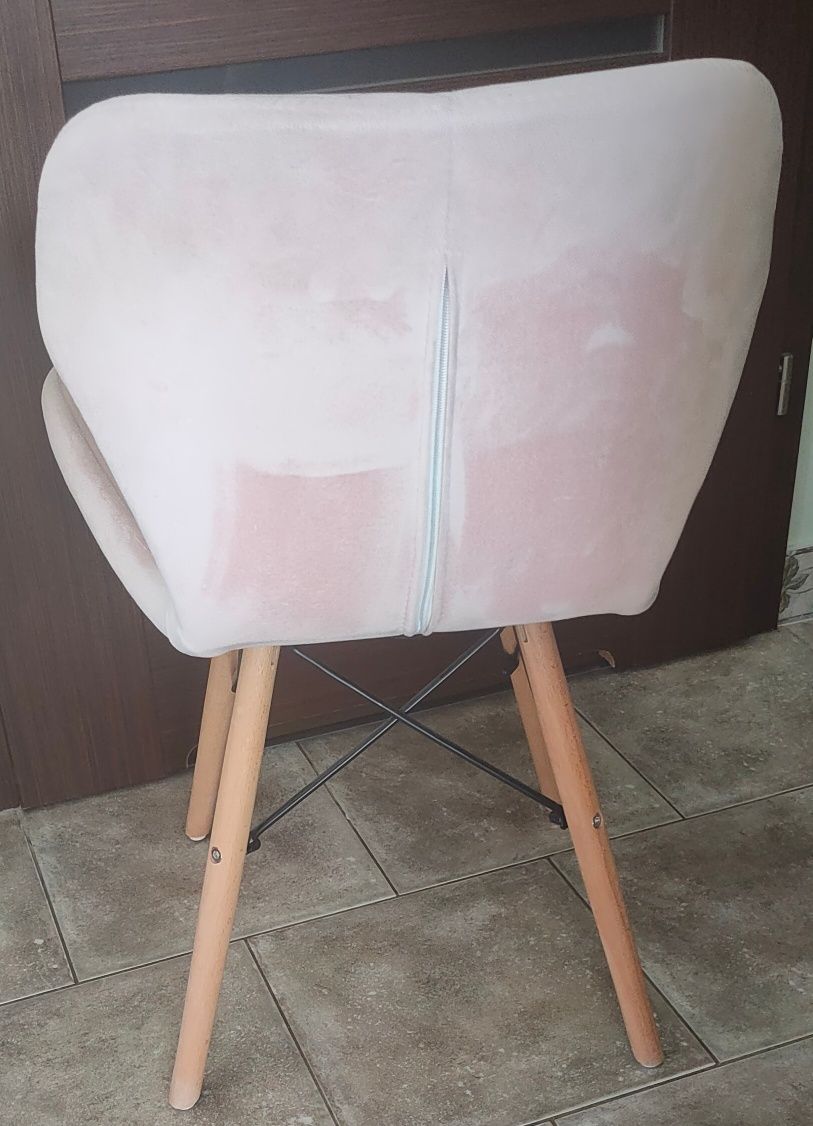 Krzesło różowe w stylu skandynawskim