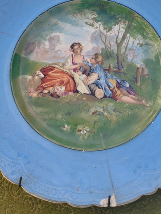 Prato antigo pintado á mão romântico.