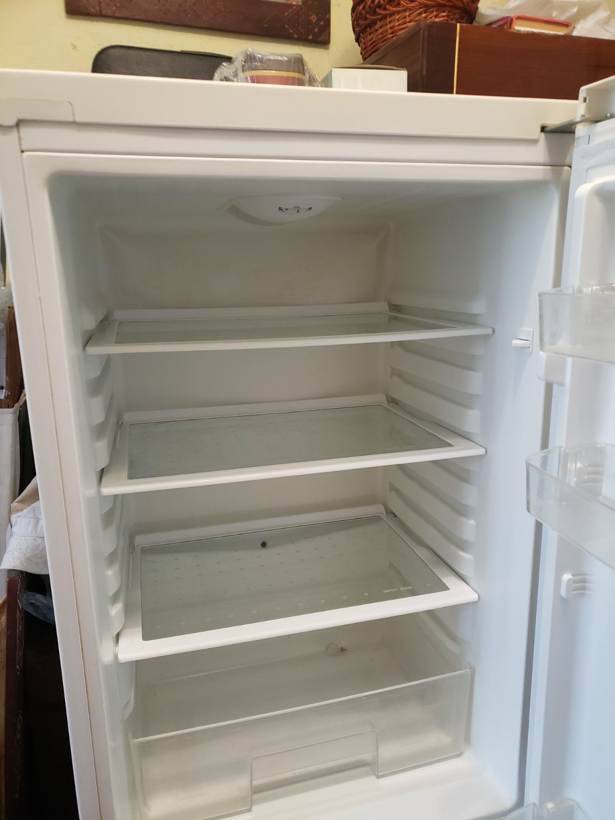 Продам б/у холодильник 2-х камерний під ремонт.