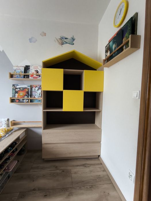 Regał dziecięcy domek żółty daszek jasne drewno szuflady