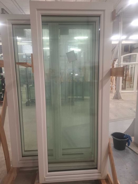 Okno balkonowe,  profil 78, sosna mikro, RAL 9016, szer 926xh2132