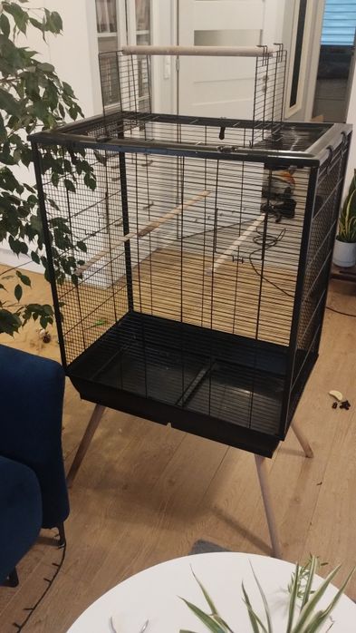 Duża nowoczesna klatka dla ptaków czarna