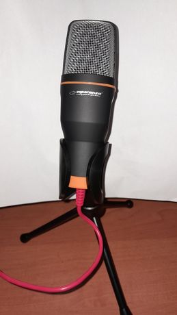 Микрофон проводний со штативом.