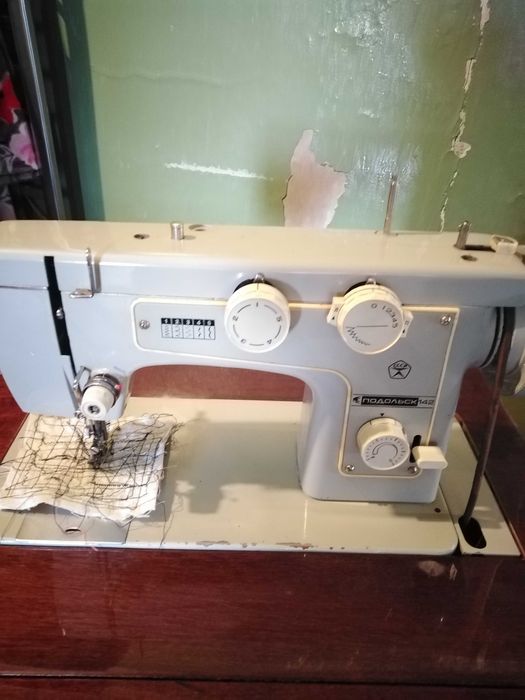 Ножная швейная машинка "Подольск 142"б/у