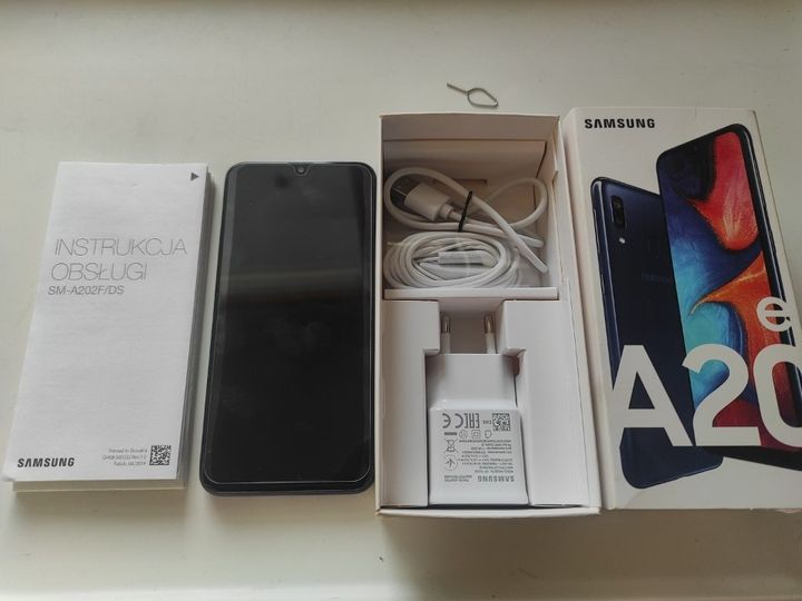 Samsung A20e, przód bez rys, zabezpieczony szkłem, bateria stan dobry