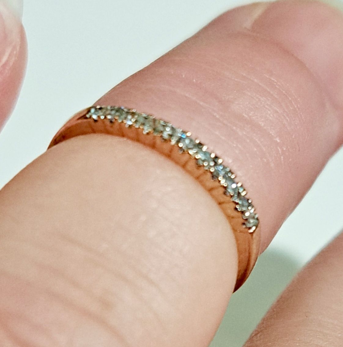 Золотое кольцо с бриллиантами. 1,11 грм