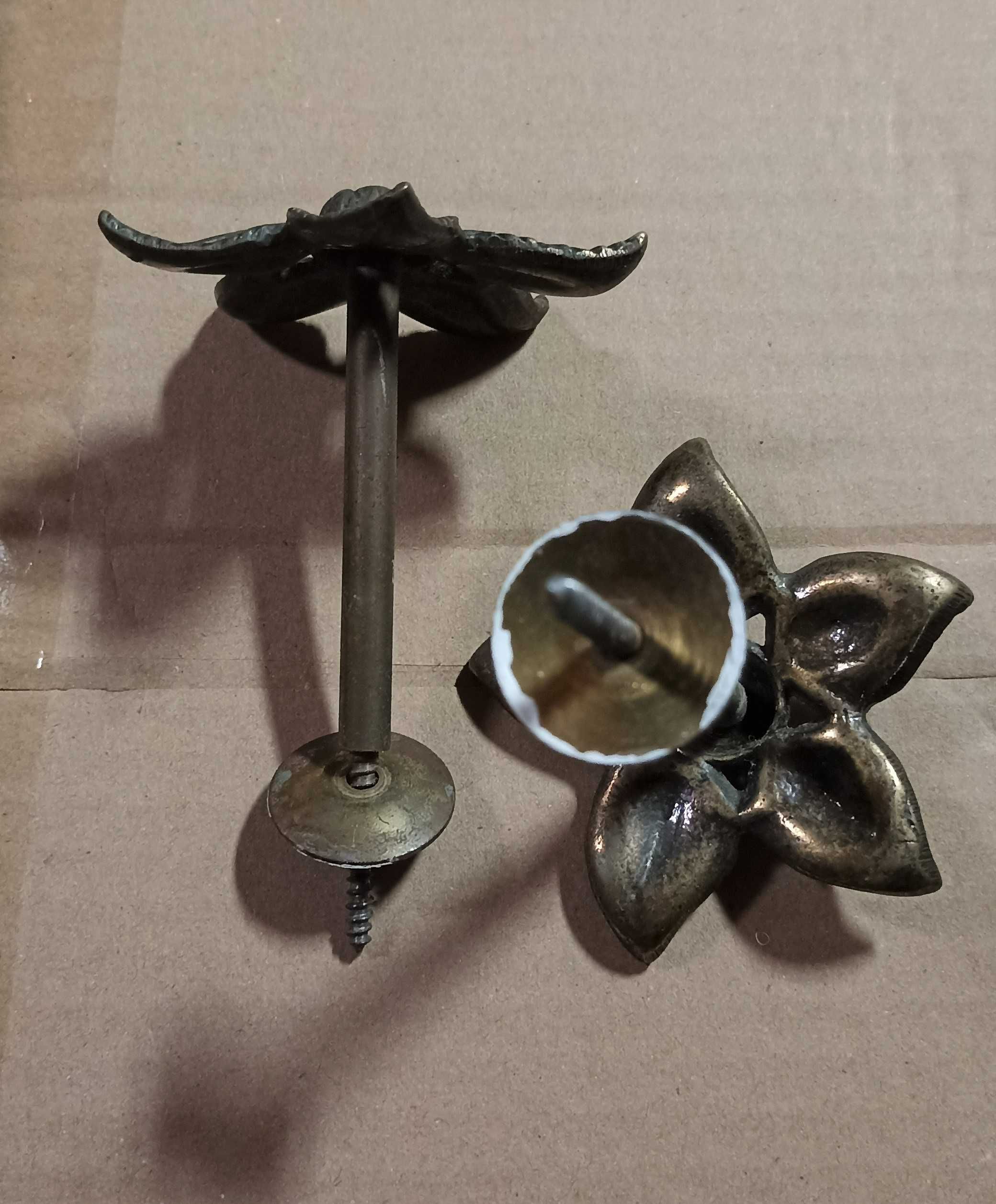 Suportes para reposteiros em forma de flor