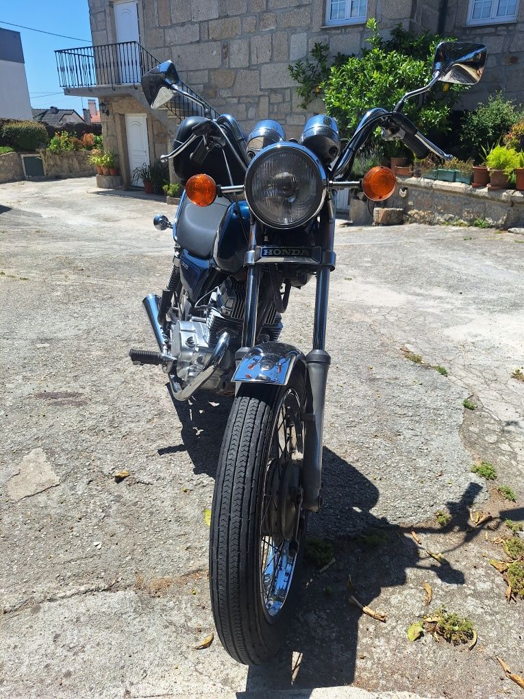 Honda CM 125 muito bem estimada