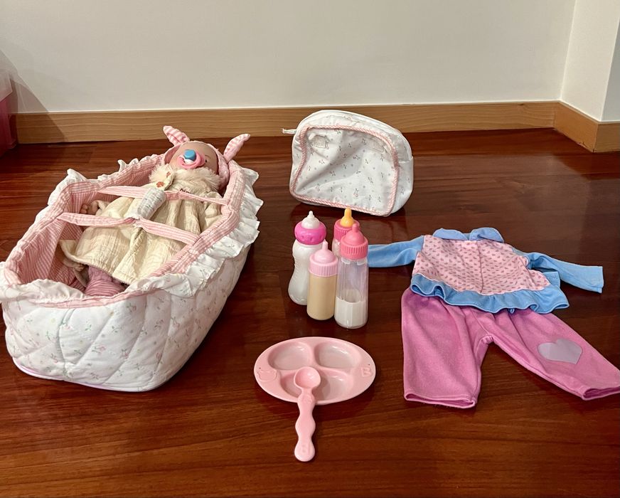 Alcofa com boneca e acessórios
