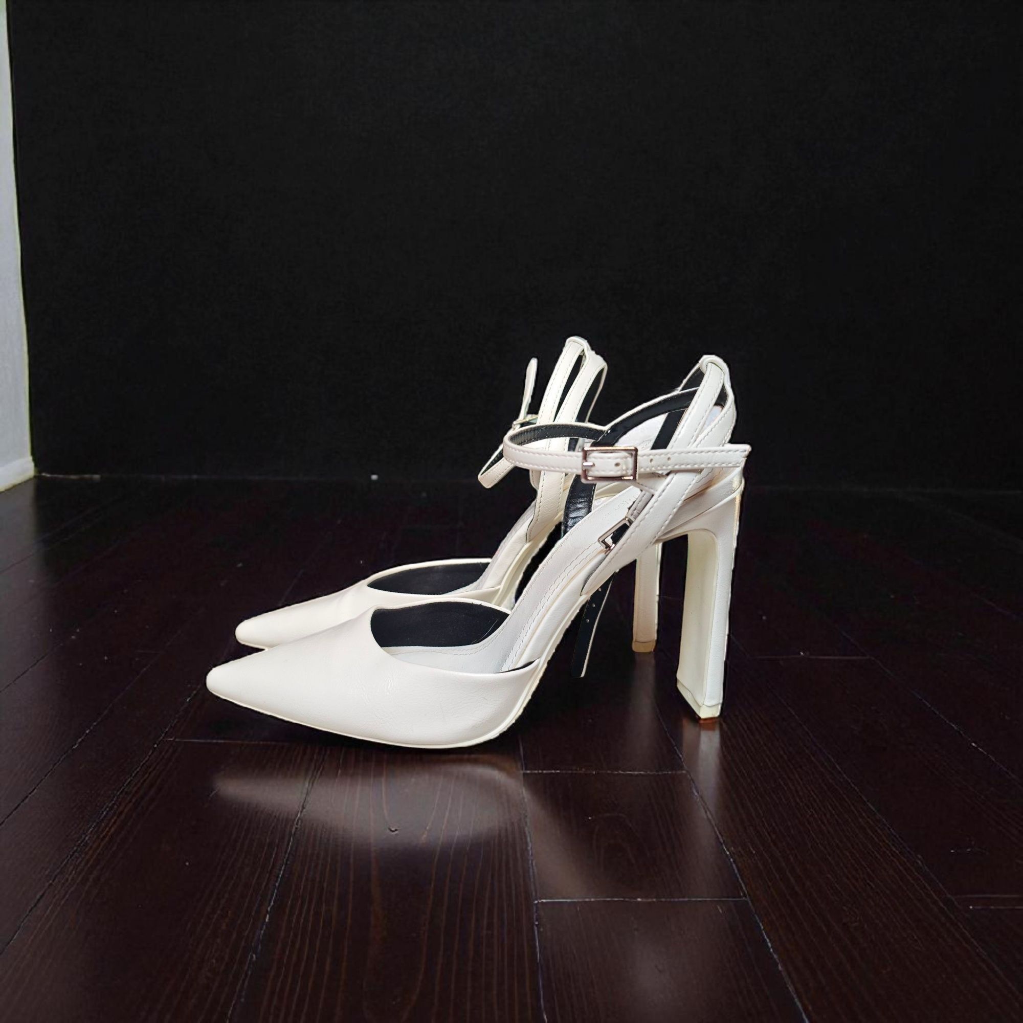 Czółenka damskie Bershka białe na obcasie eleganckie wizytowe buty