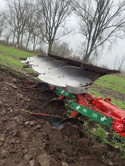 Pług obrotowy Kverneland F160 – 4 skiby, resor