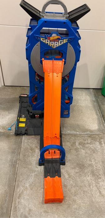 Мега гараж hot wheels 1000 грн
