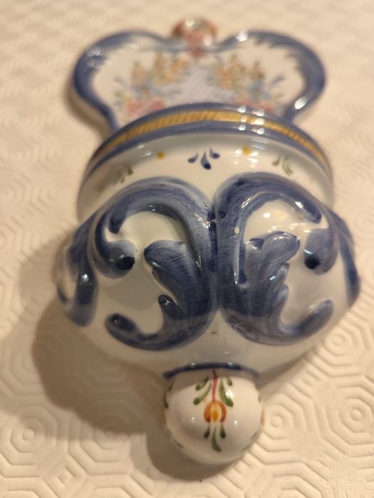 Pia de Água Benta de Valadares, a cerâmica de Gaia Pintura Manual