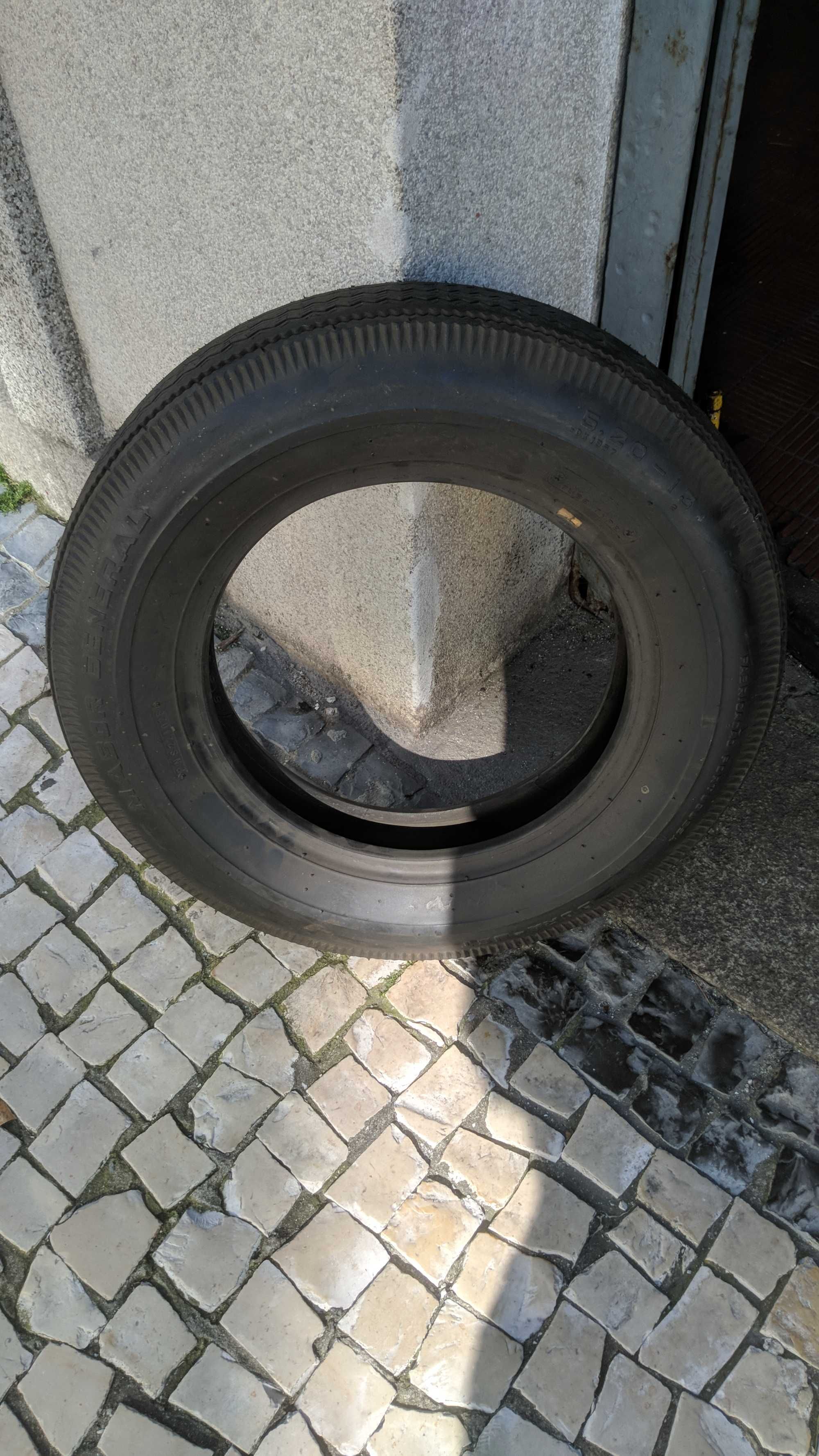 Cinco pneus para clássicos novos