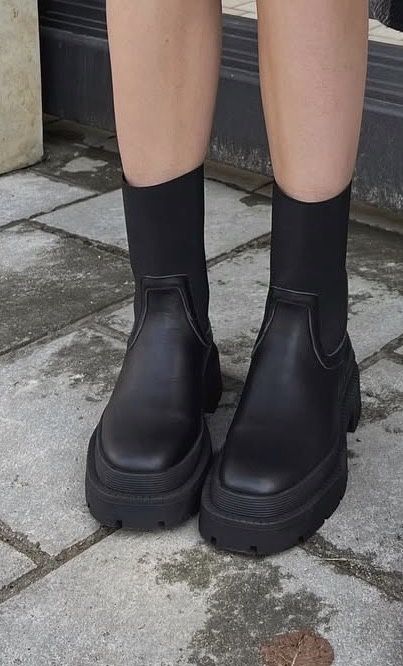 Шкіряні чоботи. утеплені овчиною. розмір 38, на 24 см.