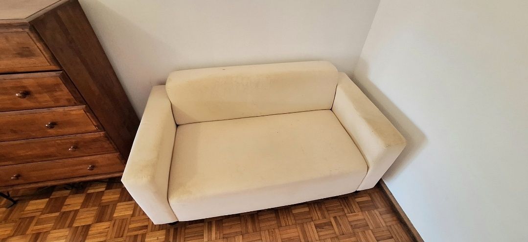 Sofa em tecido branco usado