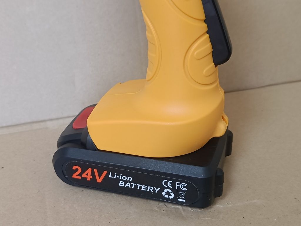 Mini piła łańcuchowa EUBSWA i 2 akumulatory 24V.