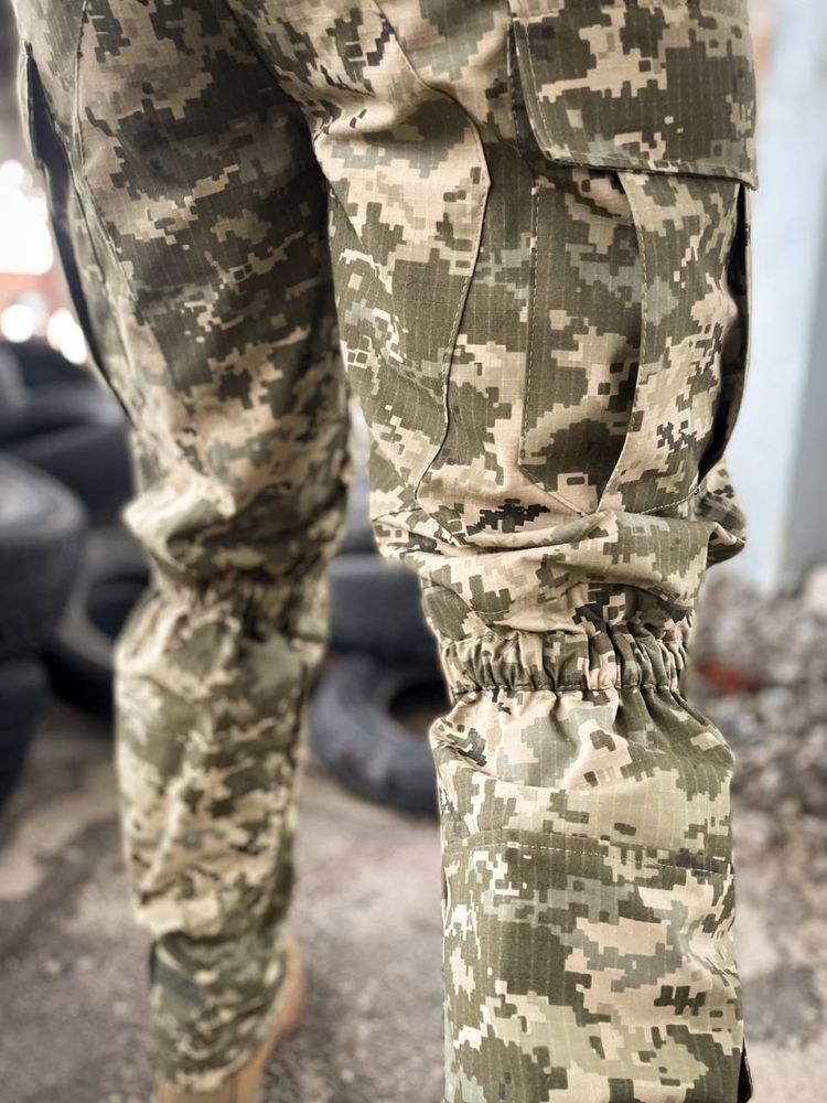 Військові штани ріп-стоп піксель.