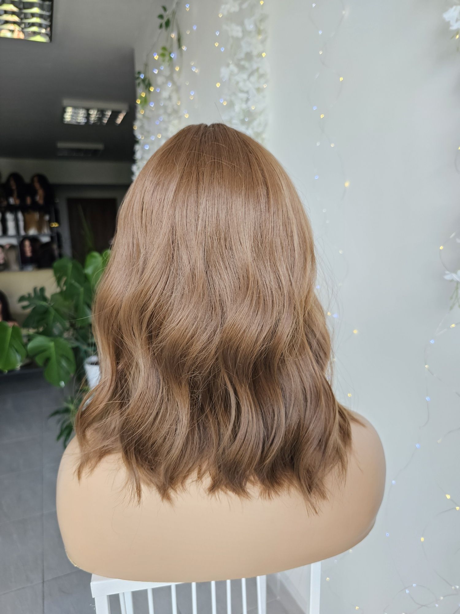 Peruka Naturalny jasny brąz fale Eliza 40 cm z grzywką
