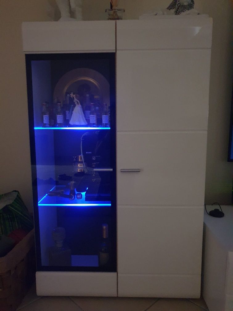 Móvel de Sala Moderno – Branco Lacado com Vitrines em Vidro