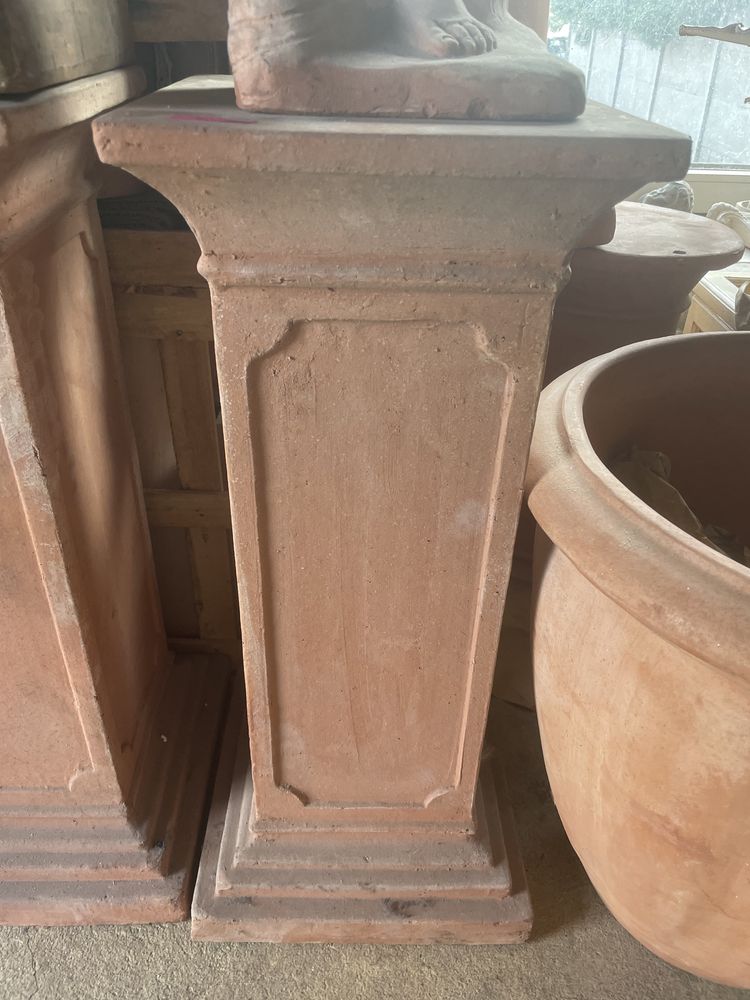 Kolumny ozdobne włoskiej firmy Galestro Terracotta