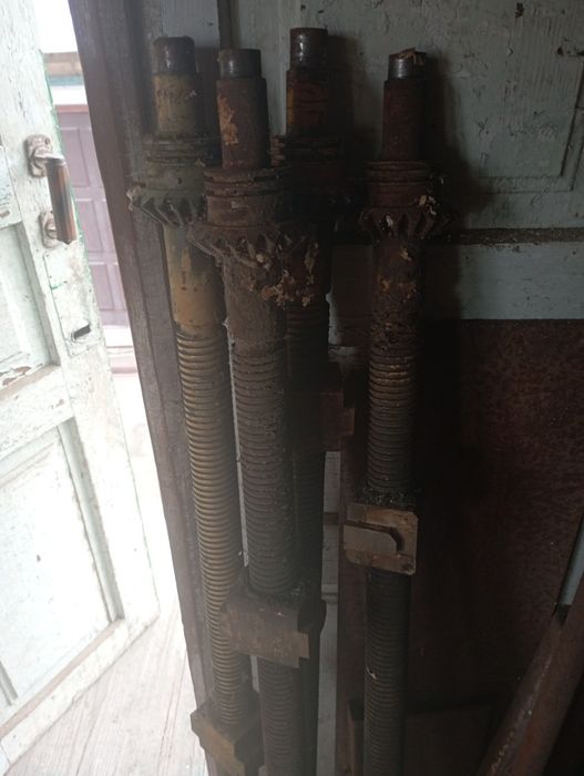 Вінти різьбові трапецевидні