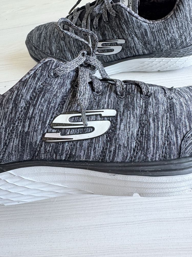 Нові жіночі кросівки Skechers Relaxed Fit. Розмір 39. Устілка 26 см.