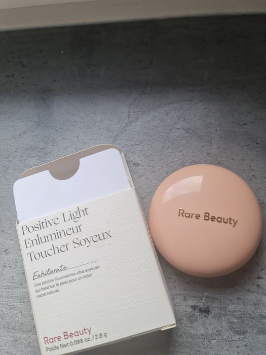 Rozświetlacz rare beauty Exhilarate w kamieniu