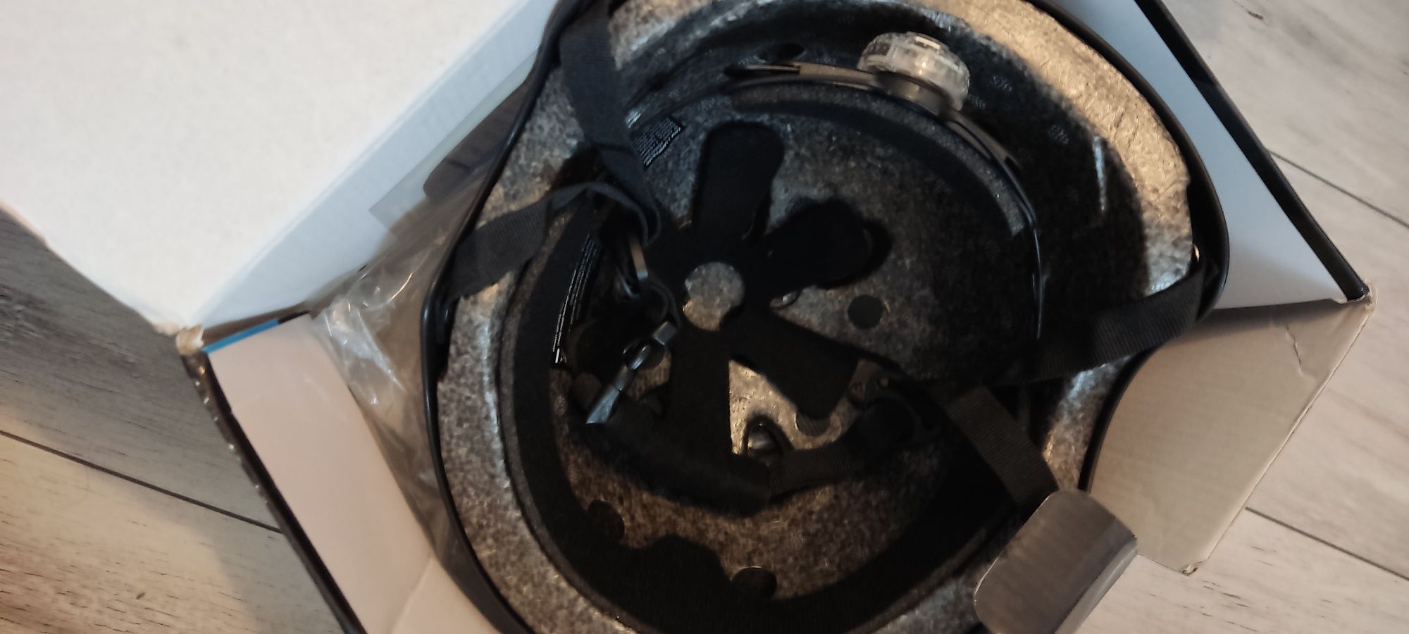 Kask z lampką LED r m 54-59 na rower rolki