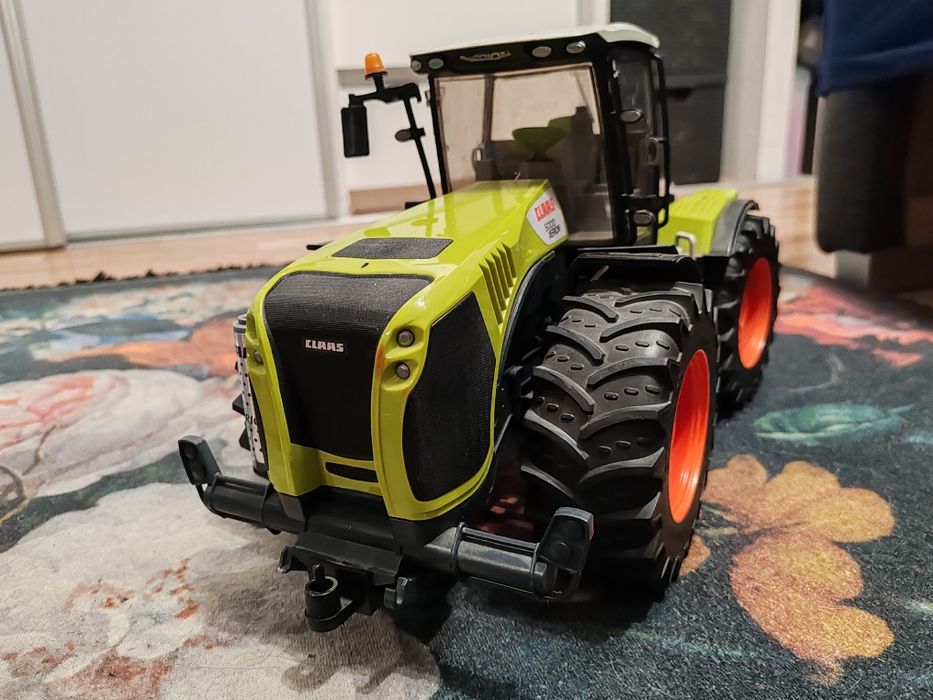 Traktor Bruder Class 5000