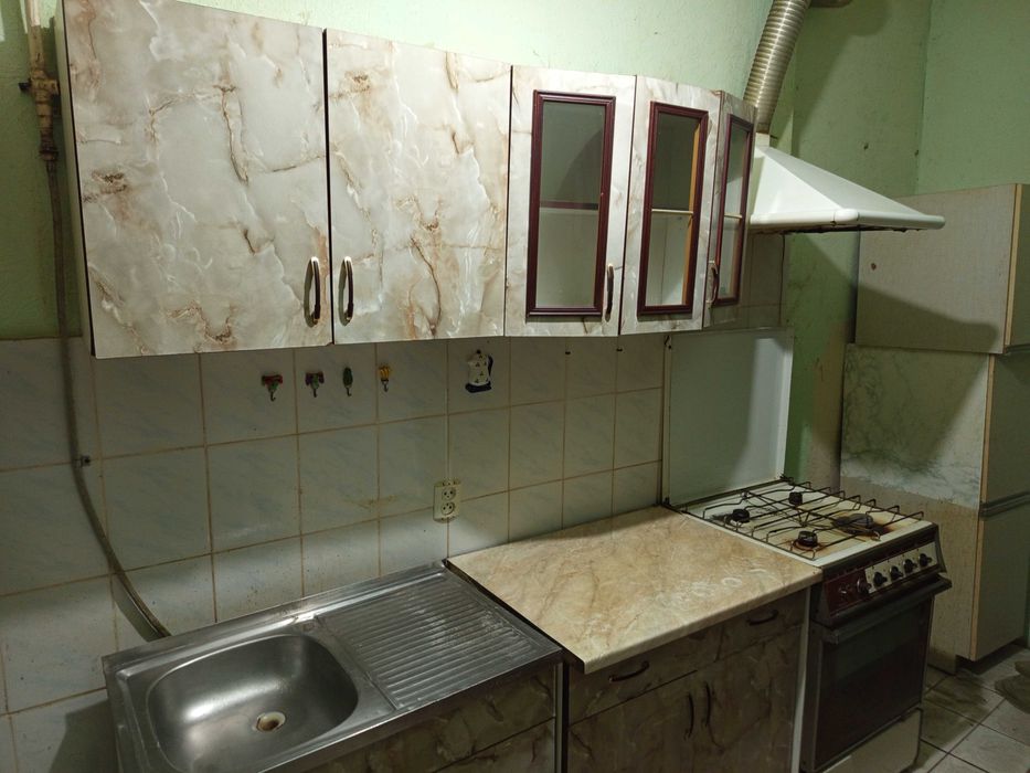 Кухня комплект (тумбочки, газова плита, витяжка.