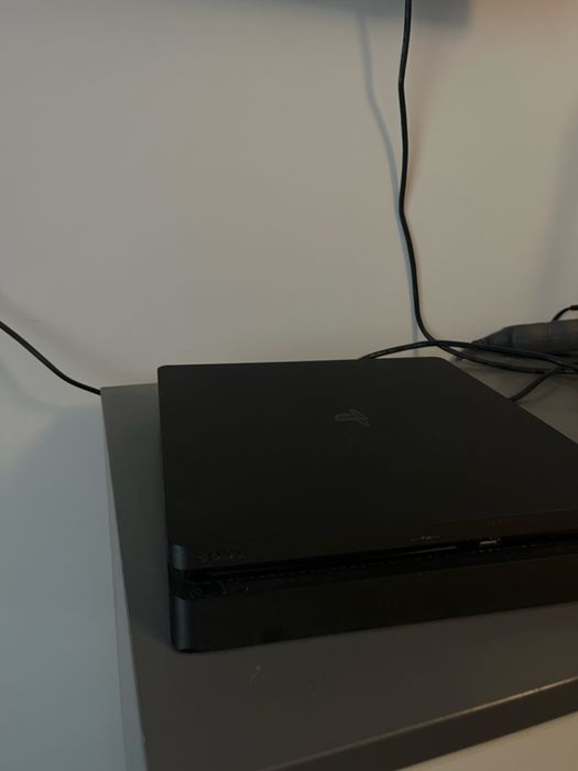 Sprzedam ps4 w zestwie kamerka i dwa pady + gry  p