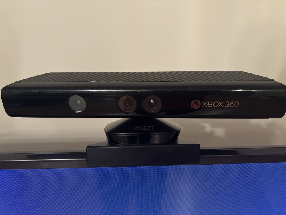 Ixbox 360 , dwa pady, kinekt, 4 gry, dwa akmulatorki do ładowania