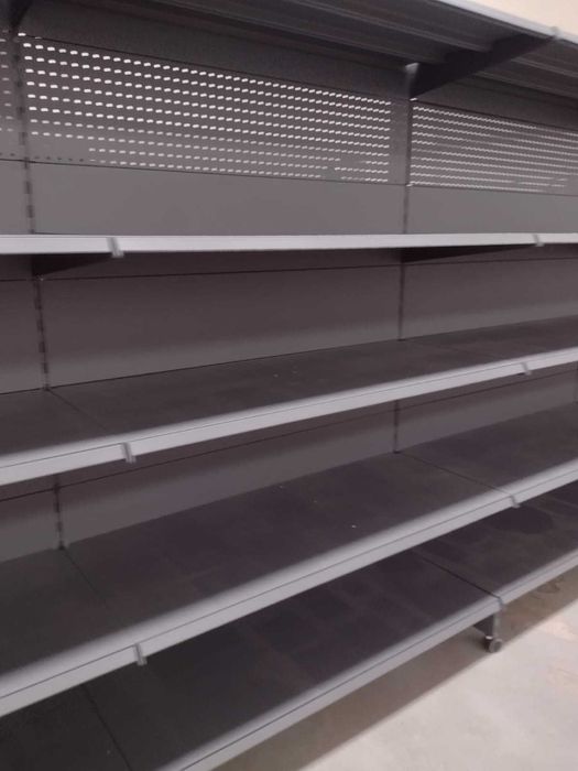 Expositores metálicos cinzentos com 5 prateleiras – 2 m x 1,2 m