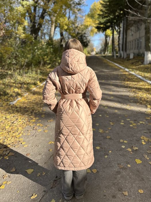 Жіноче стьобане пальто з поясом