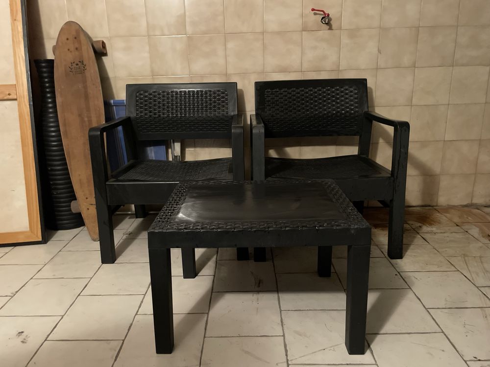 Bancos e mesa de exterior