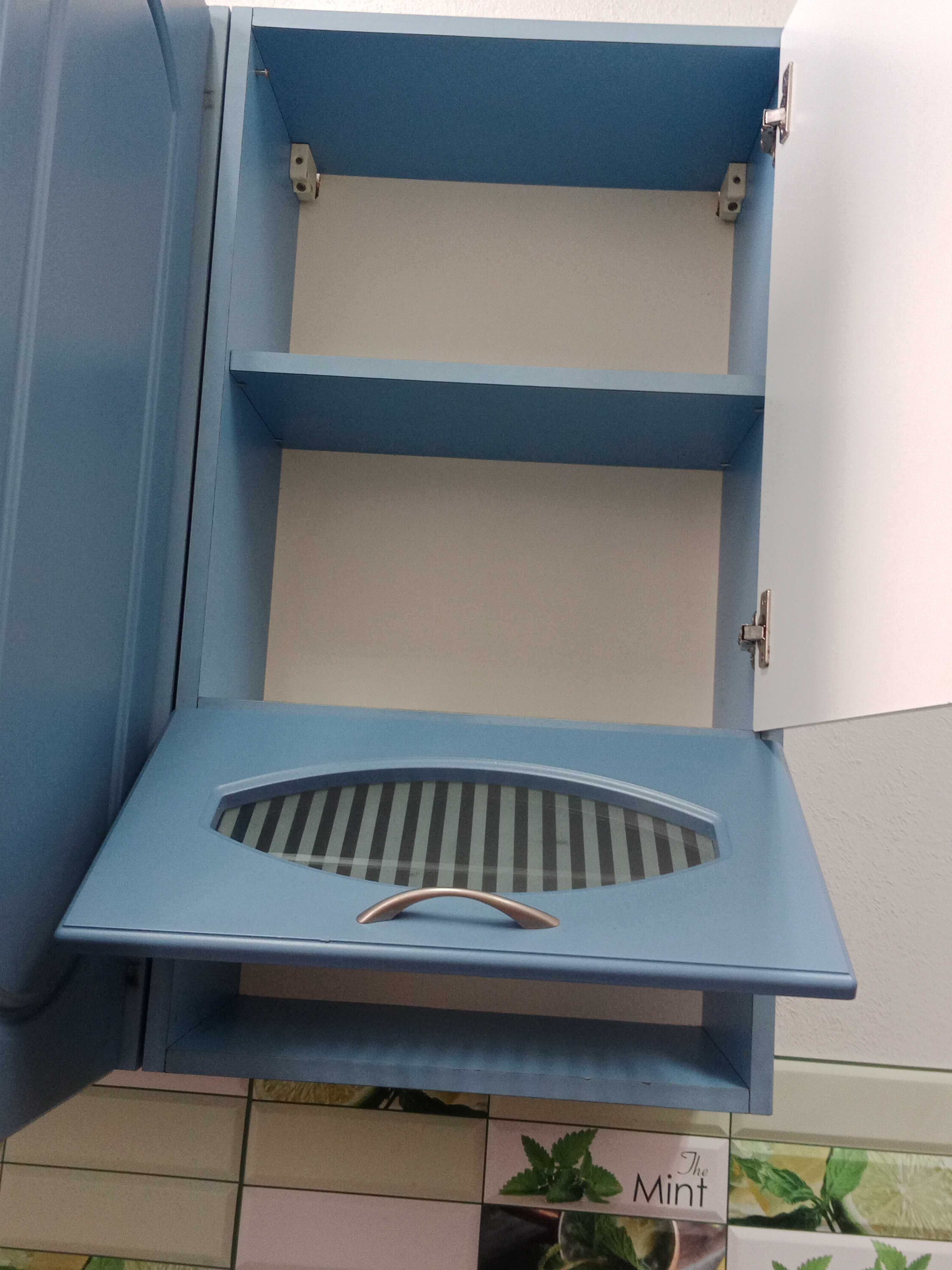 Szafki kuchenne i zlewozmywak ze stali nierdzewnej.
