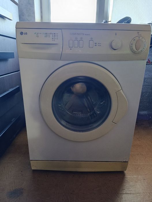 Продам стиральную машинку на запчасти.