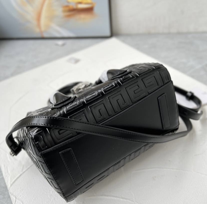 Czarna torebka firmy Givenchy