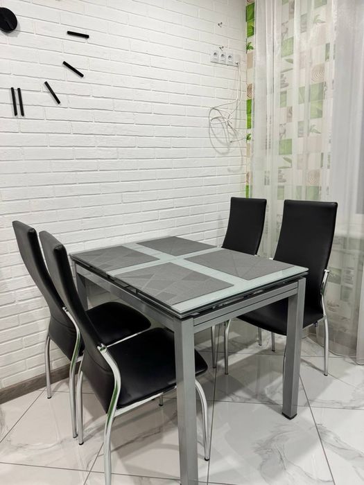 Кухонный стол и стулья