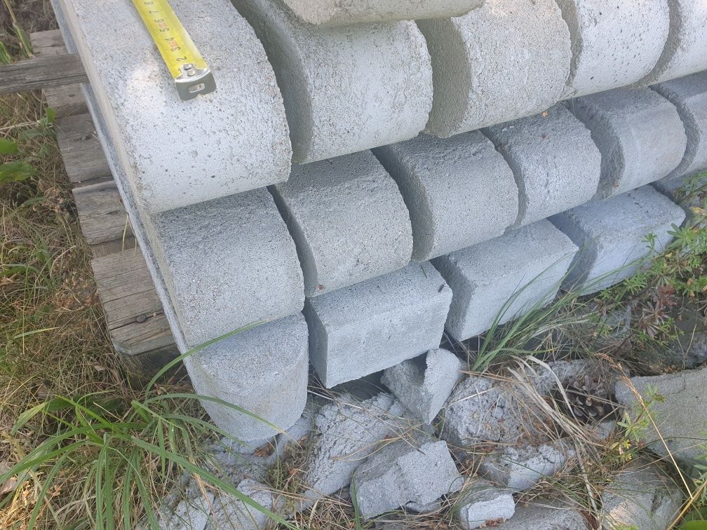 Słupki betonowe 2,4mx0.8mx0.12m