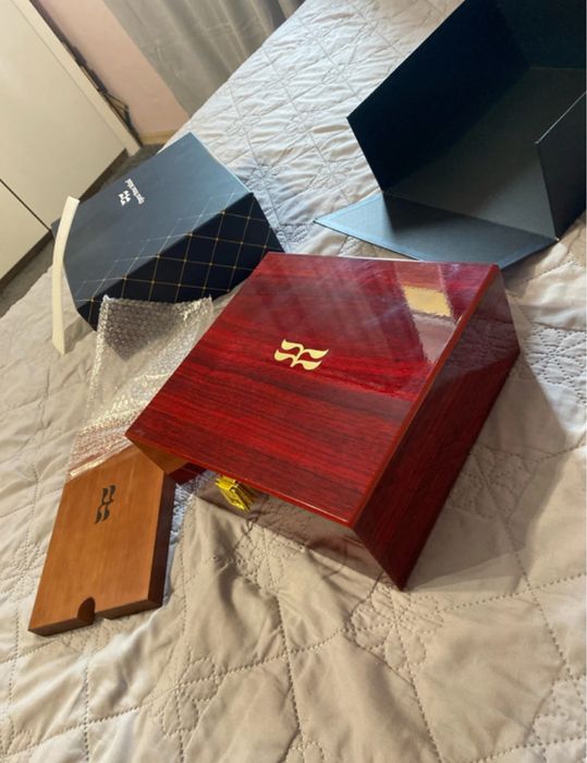 Drewniane pudełko do przechowywania na biurko z tacą na perfumy