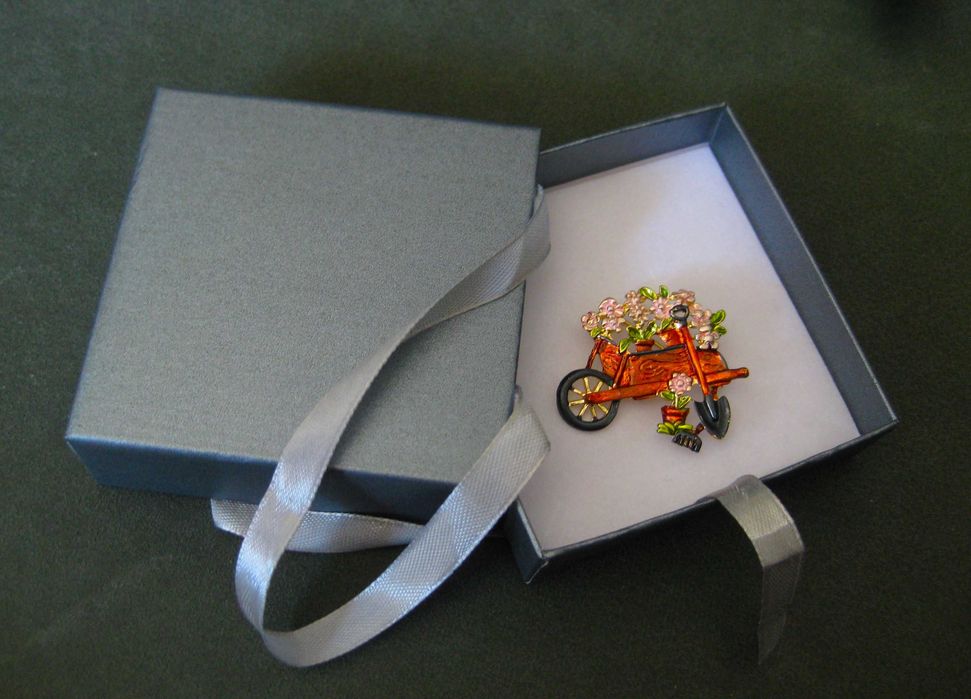 Alfinete / Broche/ Pregadeiras Carrinho de Jardim NOVO