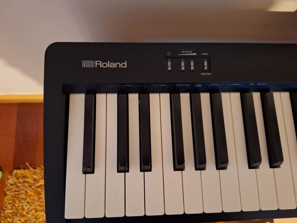 Piano Roland FP 10 + móvel suporte + pano proteção